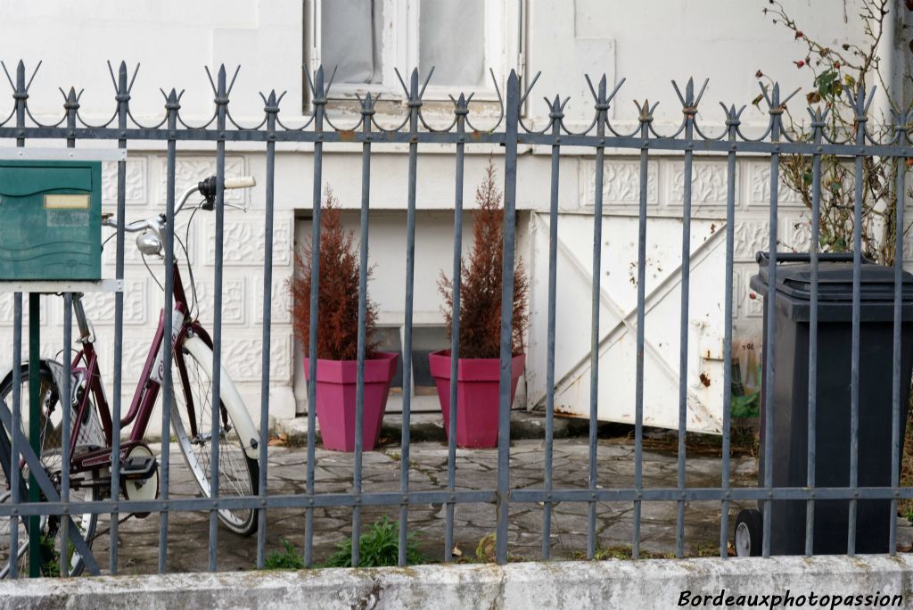 Une cave permettait de stocker au début le charbon du chauffage mais aussi du matériel et des vivres (du potager ?). 